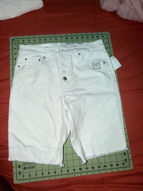 Time and Tru White Women’s Denim Jean Shorts